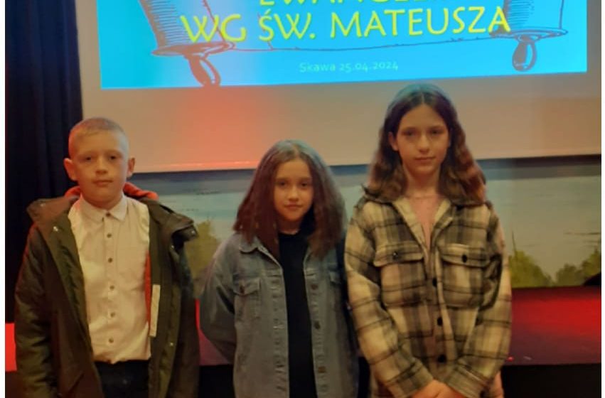 zdjęcie uczniów reprezentujących naszą szkołę w Konkursie Biblijnym w Skawie