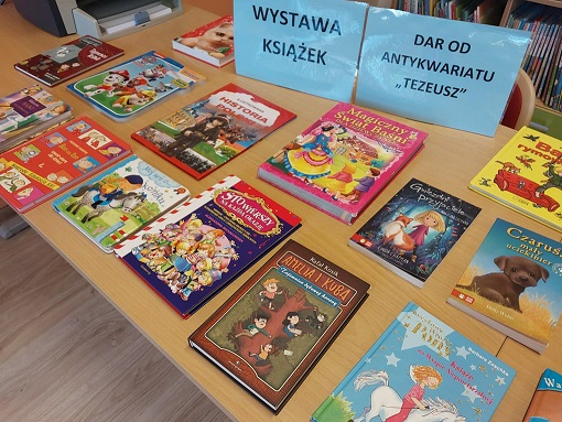 Wystawa książek, dar od antykwariatu 1